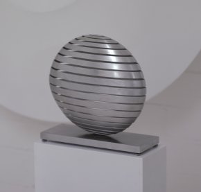 Martin Willing: Ellipsoid, eine Achse gedrittelt, 2002, Prototyp, 3 Exemplare und 2 K&uuml;nstlerexemplare, Duraluminium, gelasert, gebogen, auf Aluminiumplatte, H 35 cm, � 30 cm, T 11 cm
